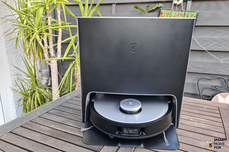 Die Wischsstation des ECOVACS DEEBOT X1 Turbo ist in der Nahaufnahme zu sehen